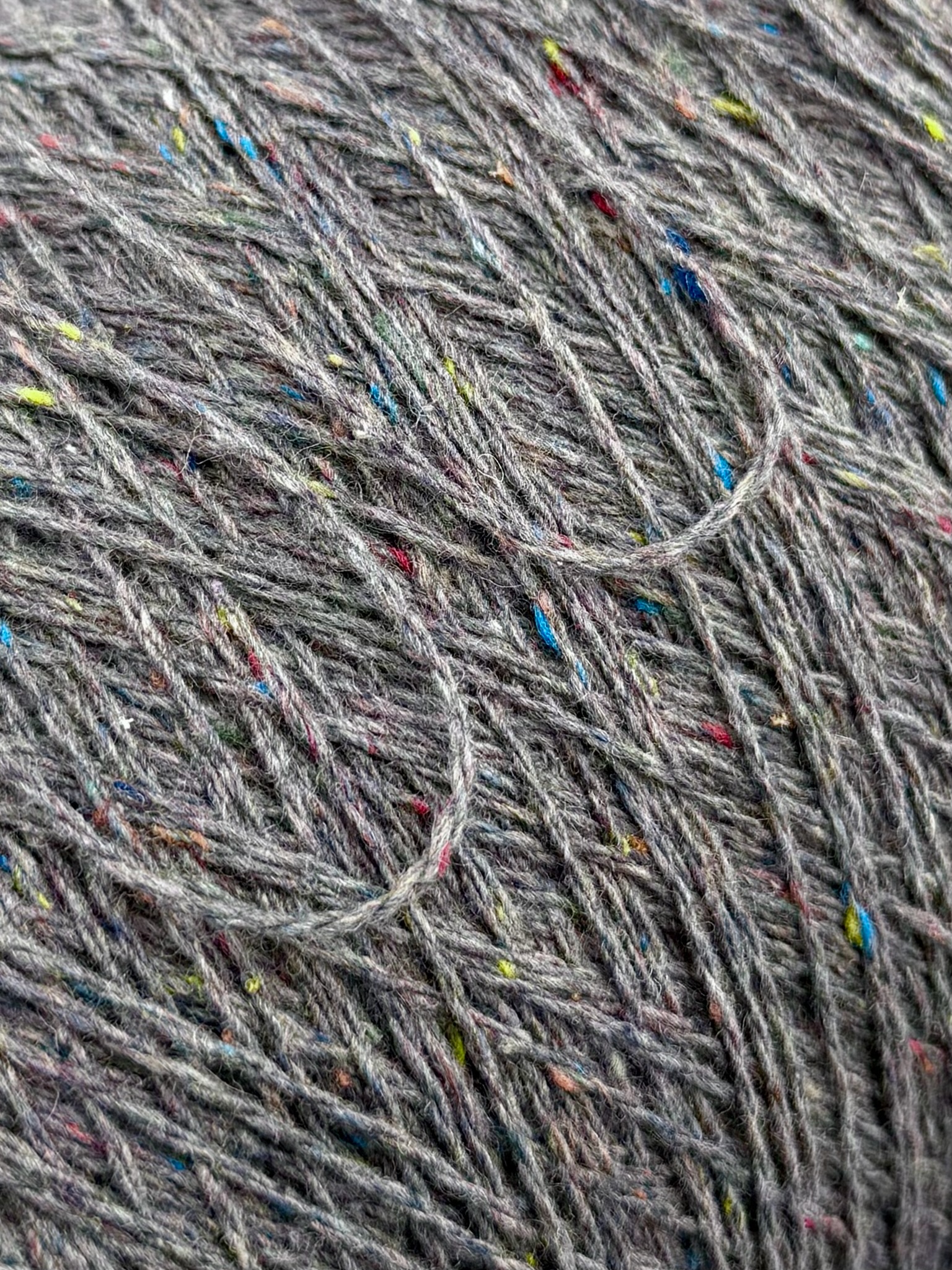 G&G Filati Tweedcash 4200 – Graphitgrau Tweed mit farbigen Einsprenkelung